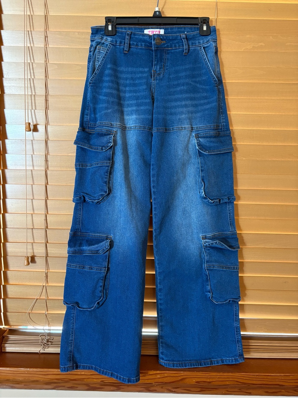 TRTR Wide Leg NWOT Women’s Cargo Denim Jeans in Medium Blue. Size 3